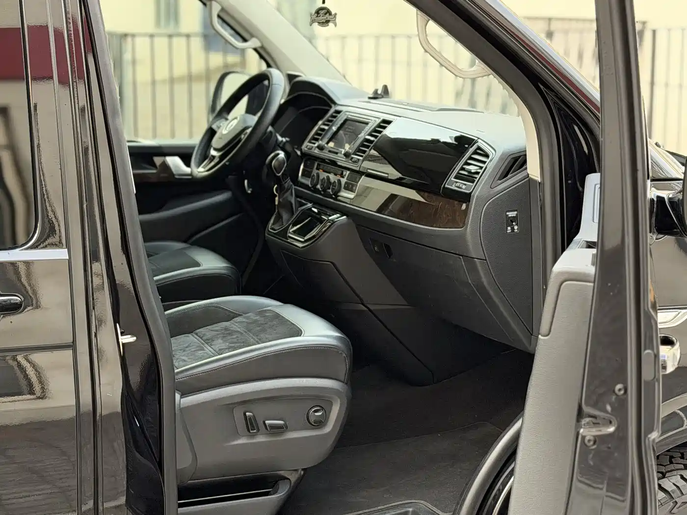 Volkswagen Multivan 2018 2.0TSI 4WD Premium Edition 7-Seater фото 9