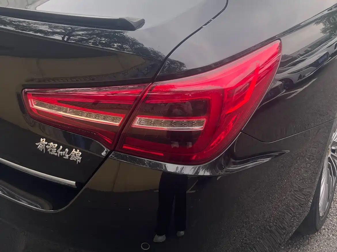 Фото 6 - Hongqi H5