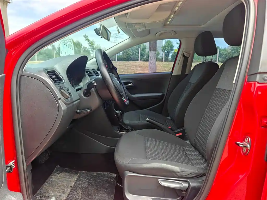 Volkswagen Polo 2016 1.6L Automatic Comfort фото 9