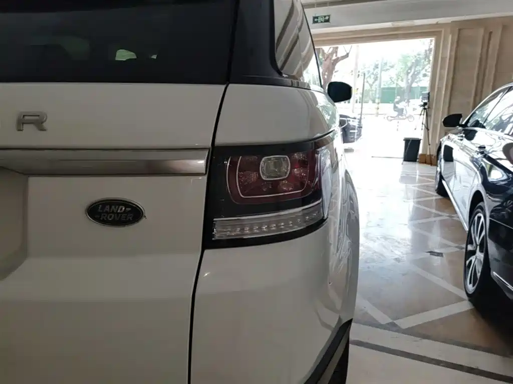 Land Rover Range Rover Sport 2015 3.0 SDV6 HSE фото 8