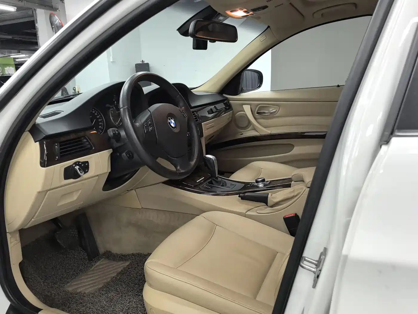 BMW 3 Series (Import) 2010 320i Luxury фото 4
