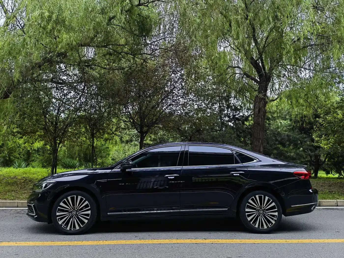 Volkswagen Passat 2022 330TSI Luxury Edition фото 2