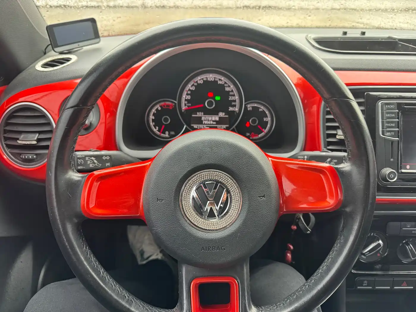 Volkswagen Beetle 2016 Model 180TSI Club Edition фото 9