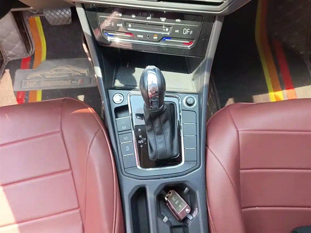 VOLKSWAGEN BORA