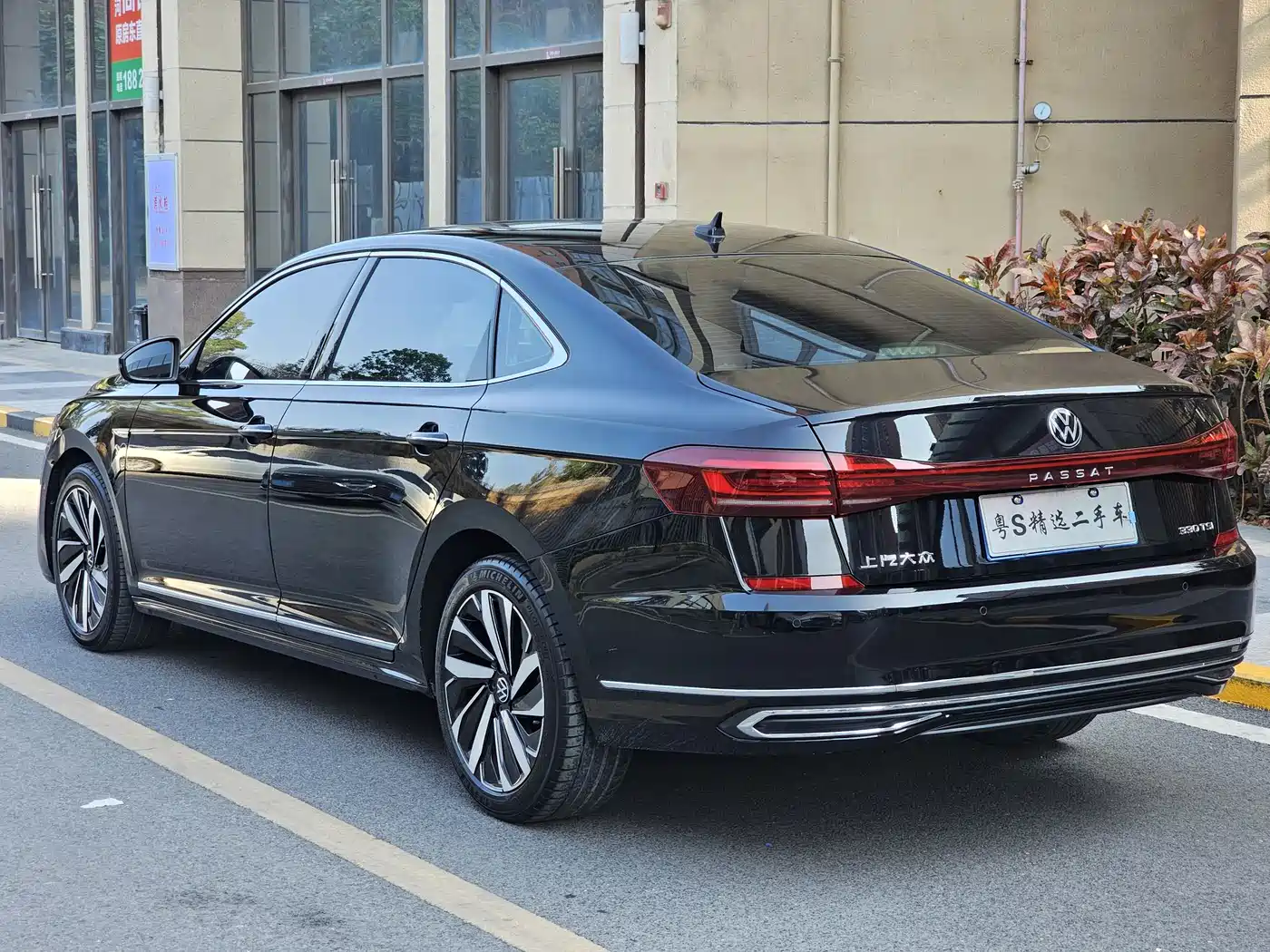 Volkswagen Passat 2022 330TSI Starlight Luxury Edition фото 5