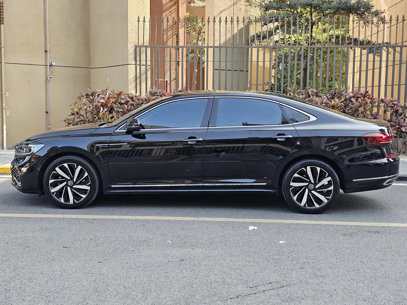 Volkswagen Passat 2022 330TSI Starlight Luxury Edition фото 14