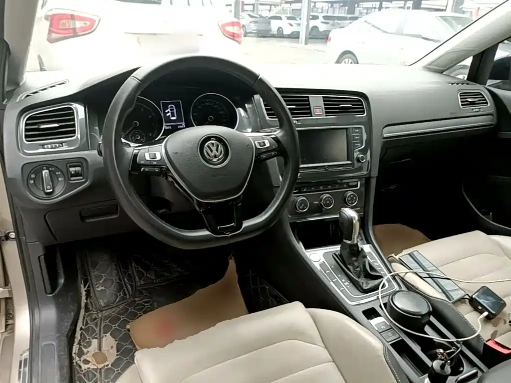 Volkswagen Golf 2017 230TSI Auto Luxury Millionth Anniversary Edition фото 10