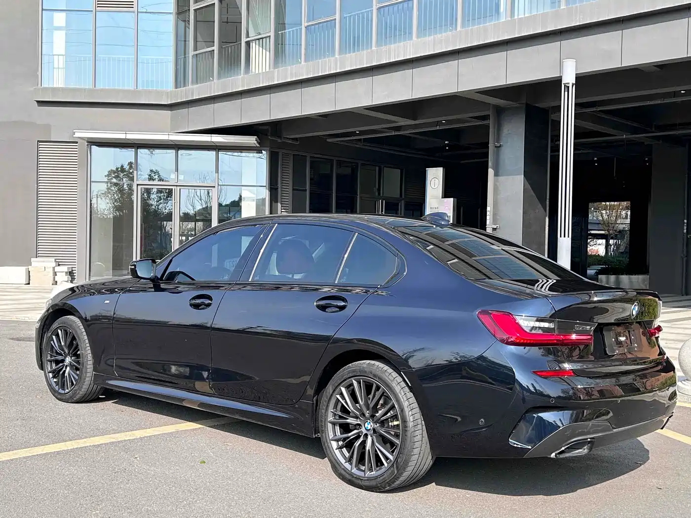BMW 3 Series 2022 325Li M Sport Shadow Edition фото 11