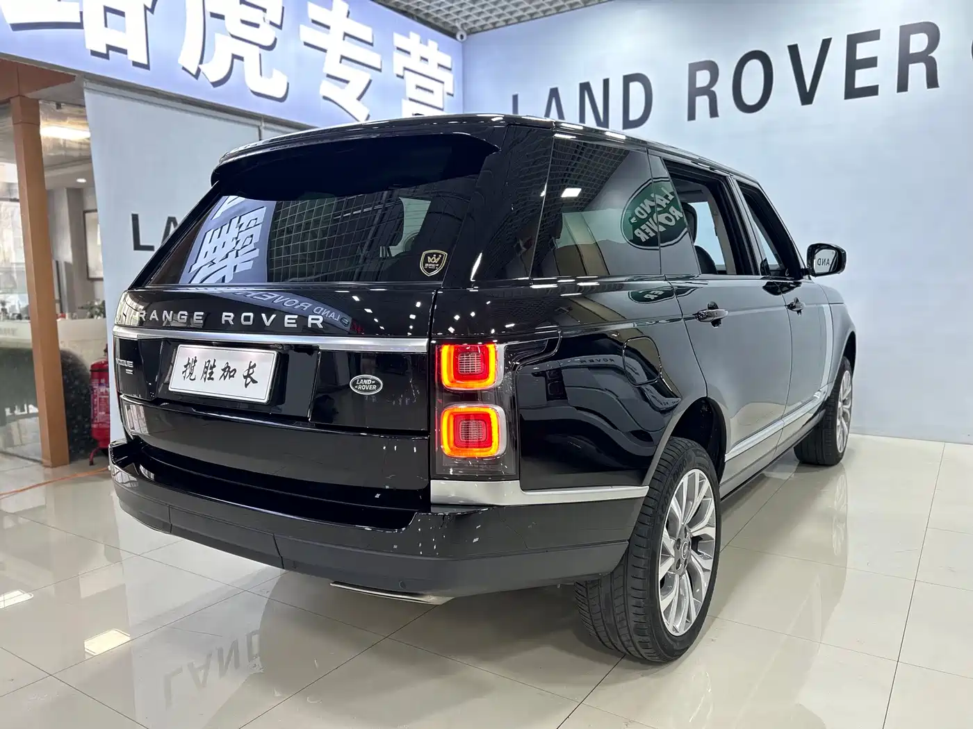 Land Rover Range Rover 2021 3.0 L6 Heritage Extended Classic Edition фото 41