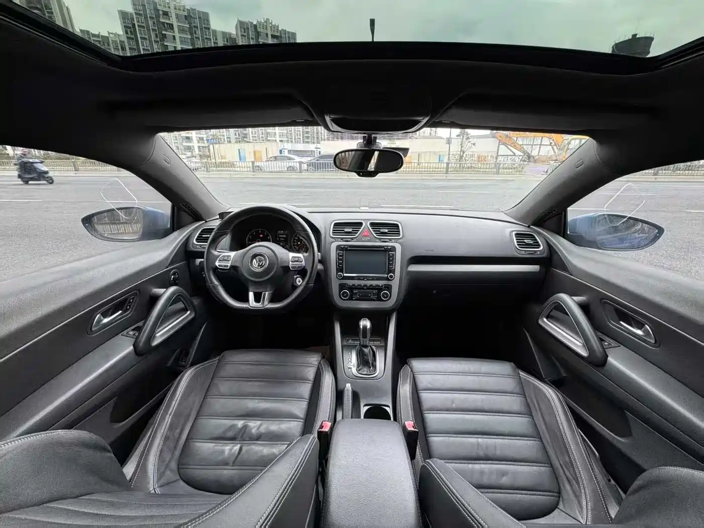 Volkswagen Scirocco 2010 2.0TSI Luxury Edition фото 3
