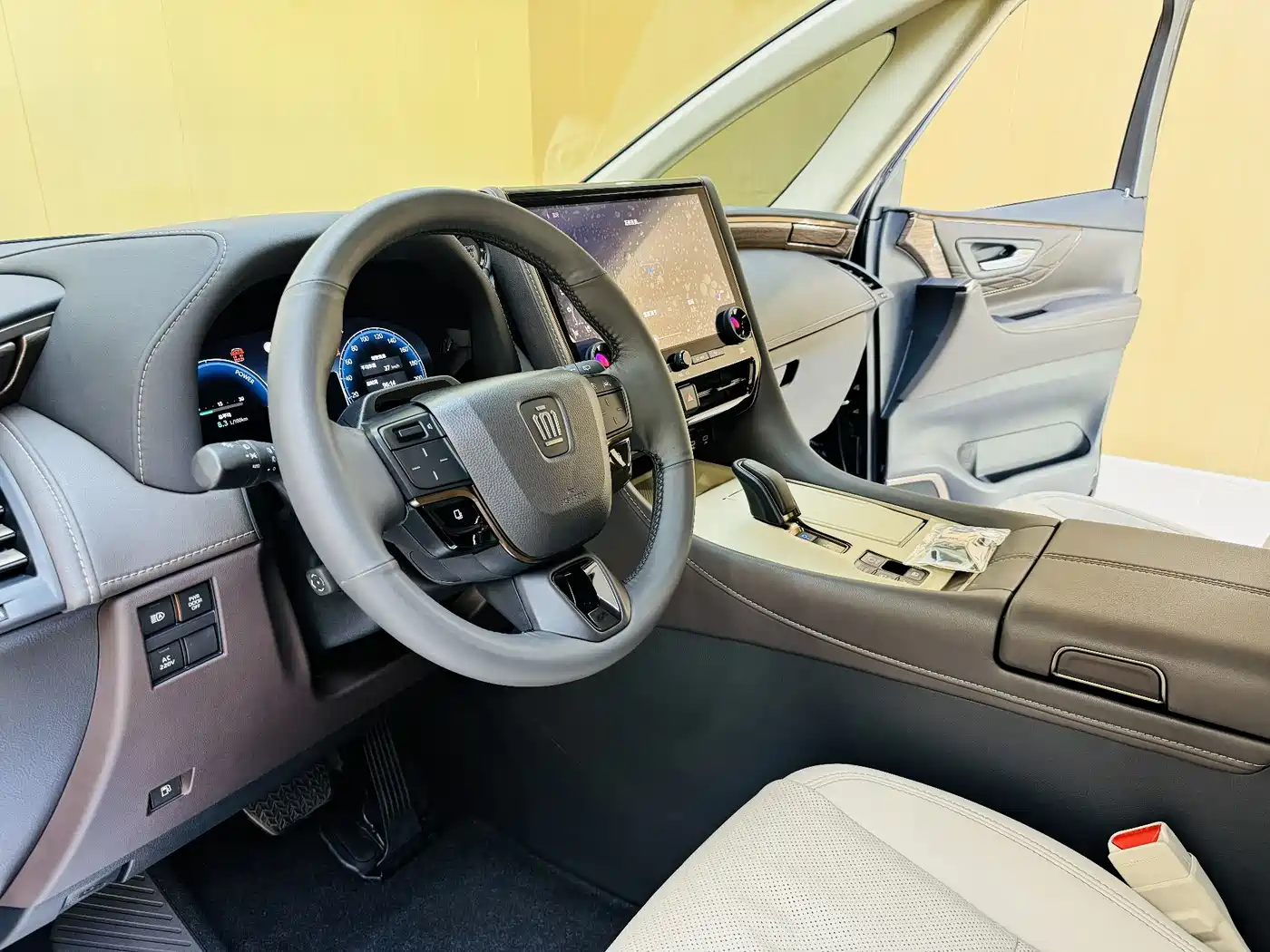 Toyota Vellfire 2024 Crown Hybrid 2.5L Executive Premium Edition фото 4