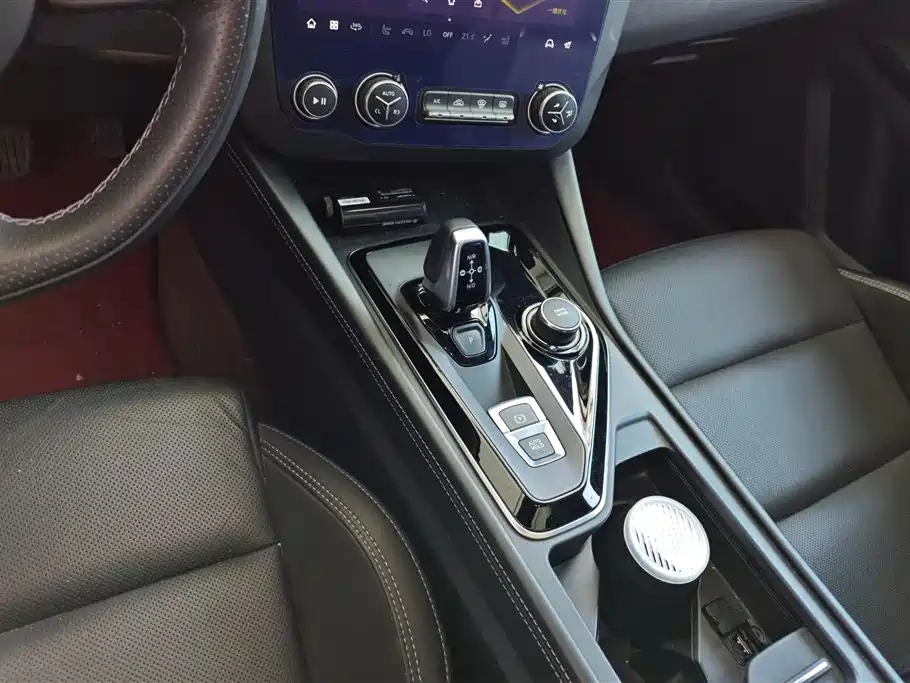 Lynk & Co 02 Hatchback 2022 2.0TD Summer Limited Edition фото 16
