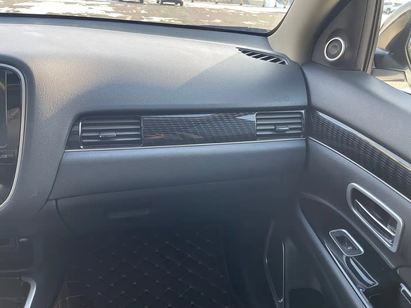 Mitsubishi Outlander 2021 Facelift 2.0L 2WD Premium Edition 7-Seater фото 32
