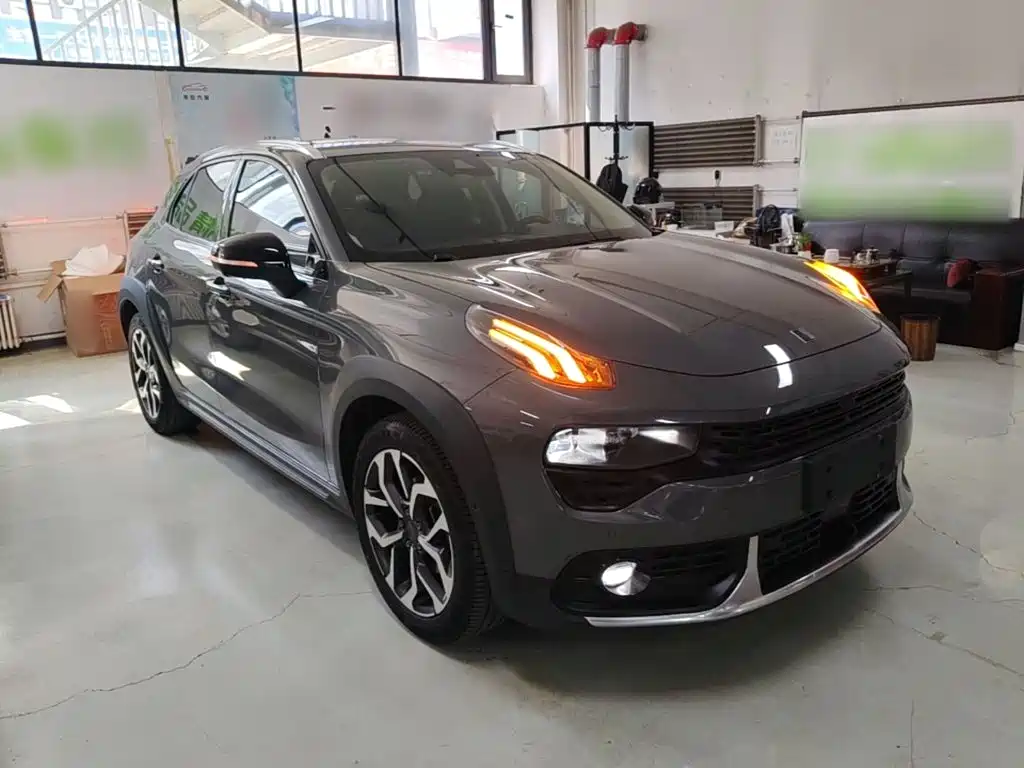 Фото 4 - Lynk & Co 02