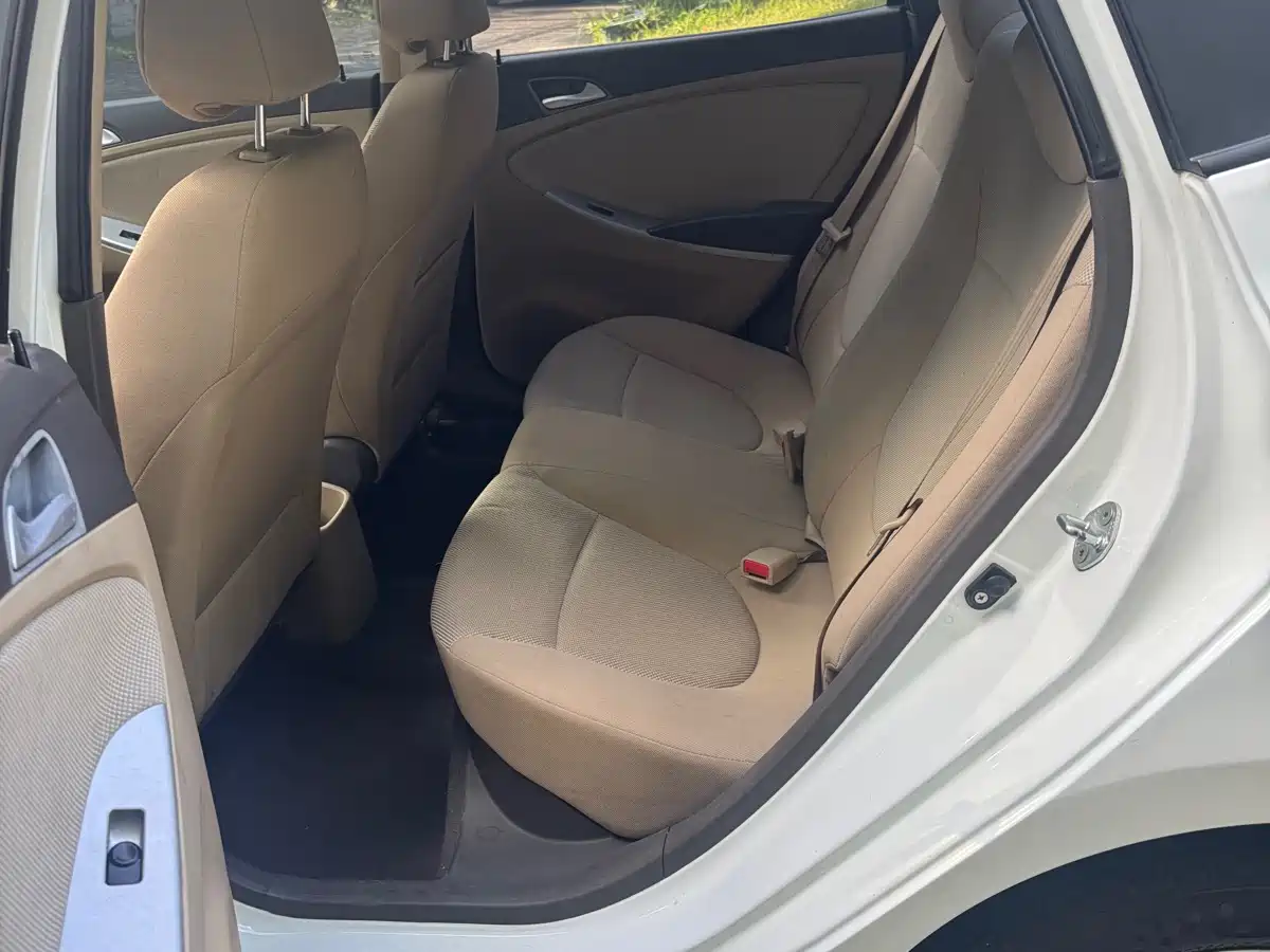 Hyundai Verna 2010 Sedan 1.4L Automatic Fashion GT фото 13