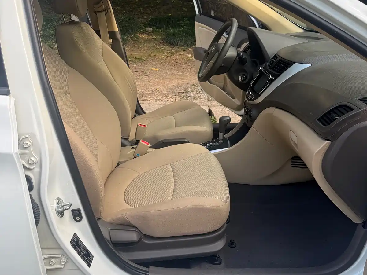 Hyundai Verna 2010 Sedan 1.4L Automatic Fashion GT фото 14