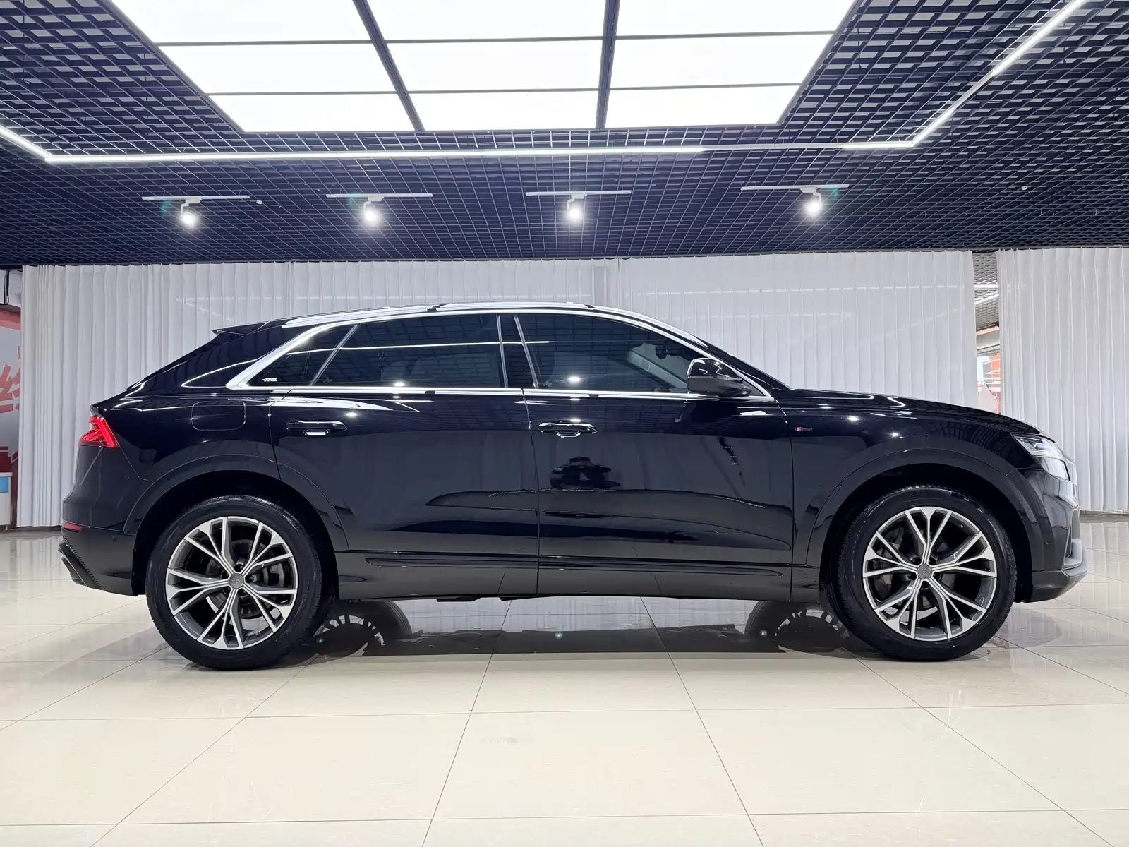 Photo 6 - Audi Q8