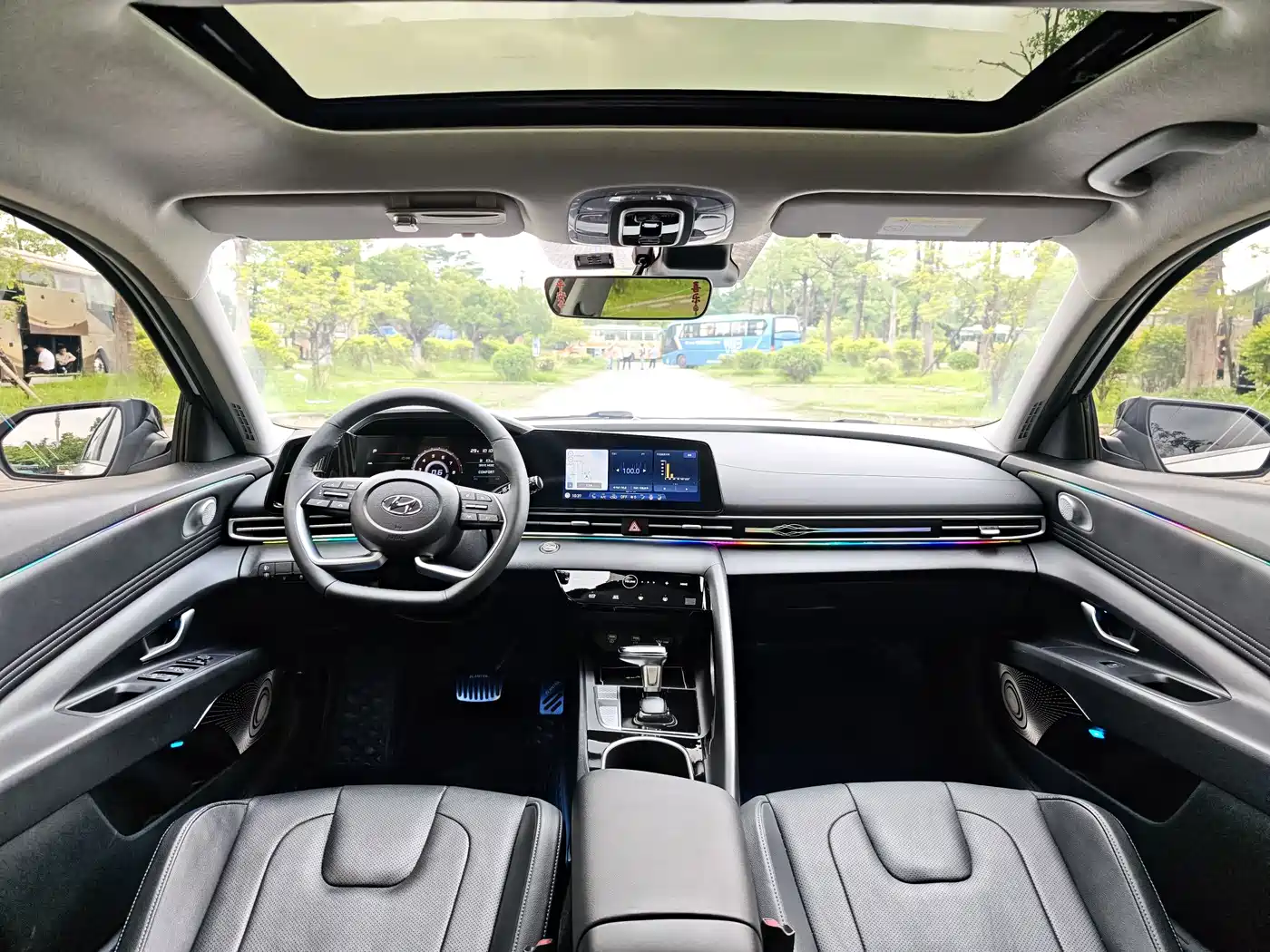 Hyundai Elantra 2022 1.5L CVT LUX Premium Edition фото 5