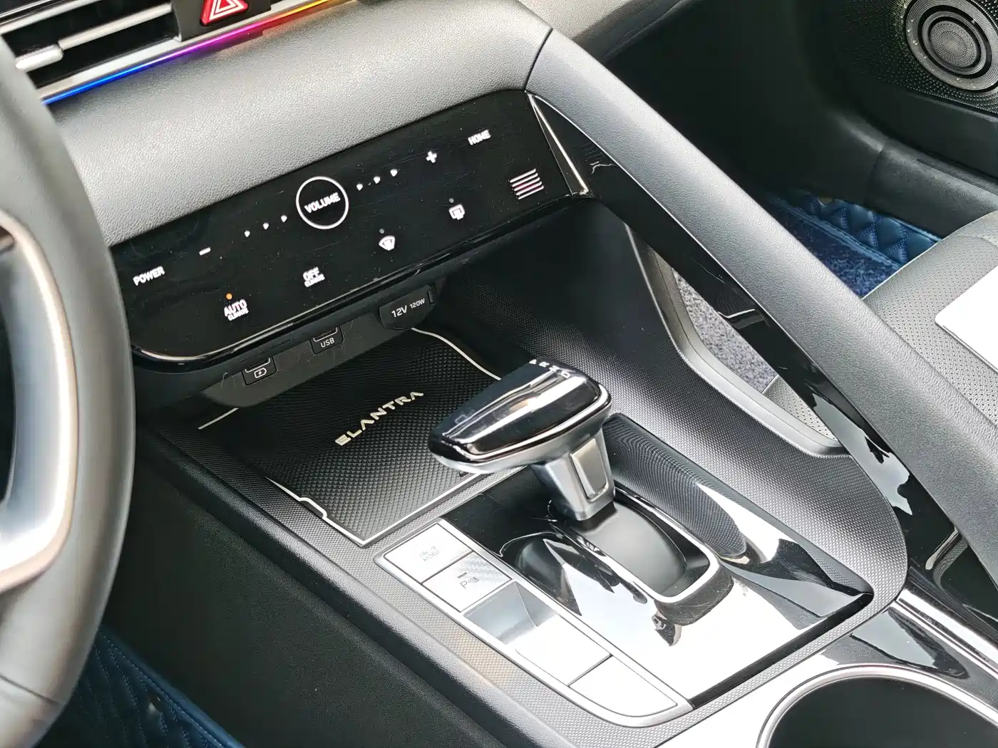 Hyundai Elantra 2022 1.5L CVT LUX Premium Edition фото 11
