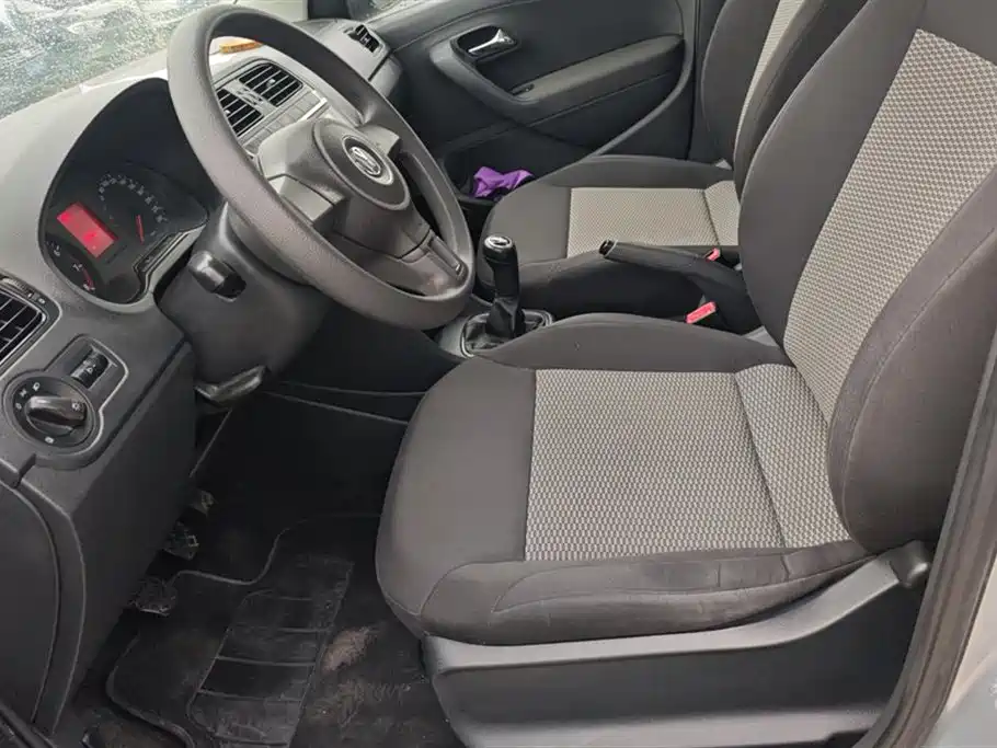 Volkswagen Polo 2013 1.4L Manual Trend Edition фото 9