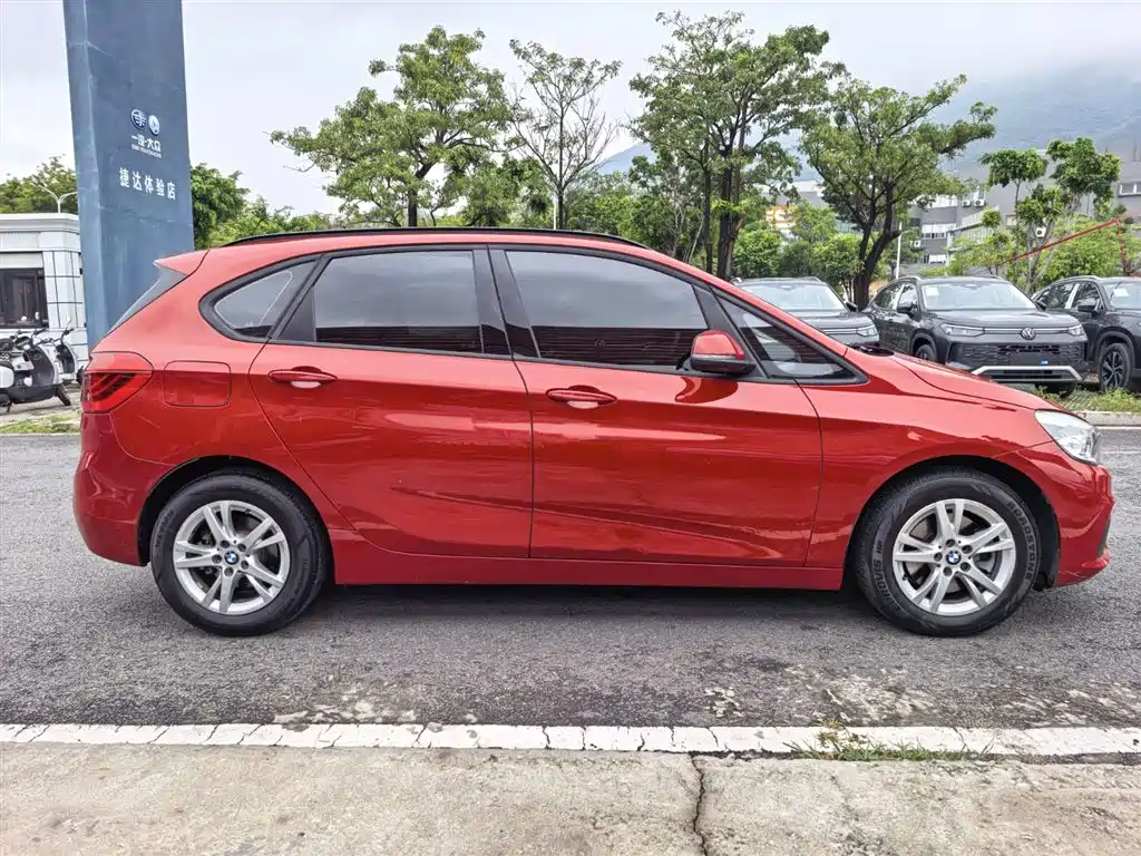 BMW 2 Series Touring 2016 218i Leading фото 10