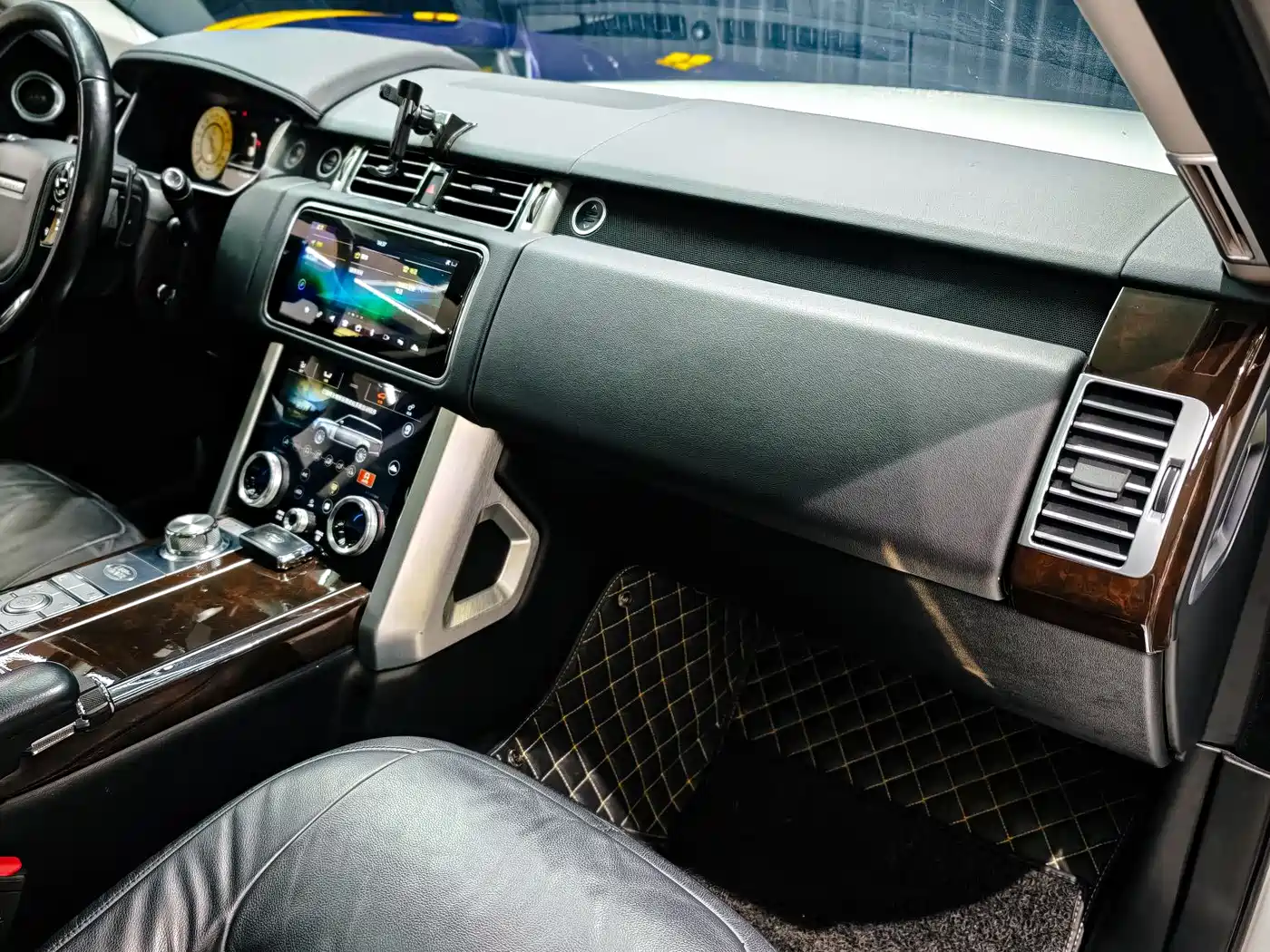 Land Rover Range Rover 2021 3.0 L6 Golden Age Edition фото 13