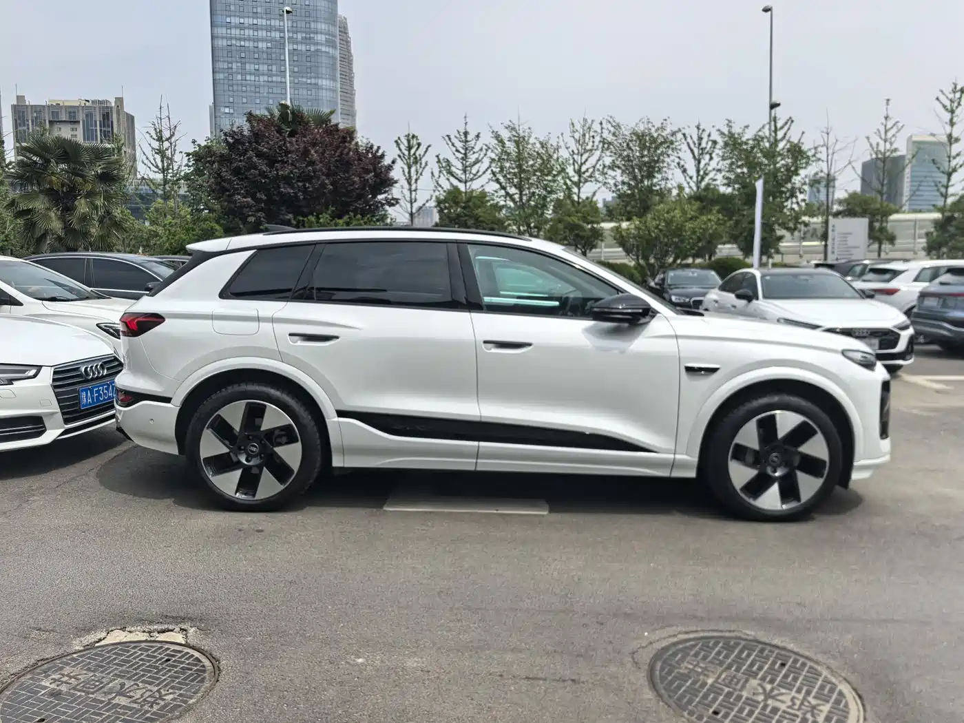AUDI Q6L E TRON