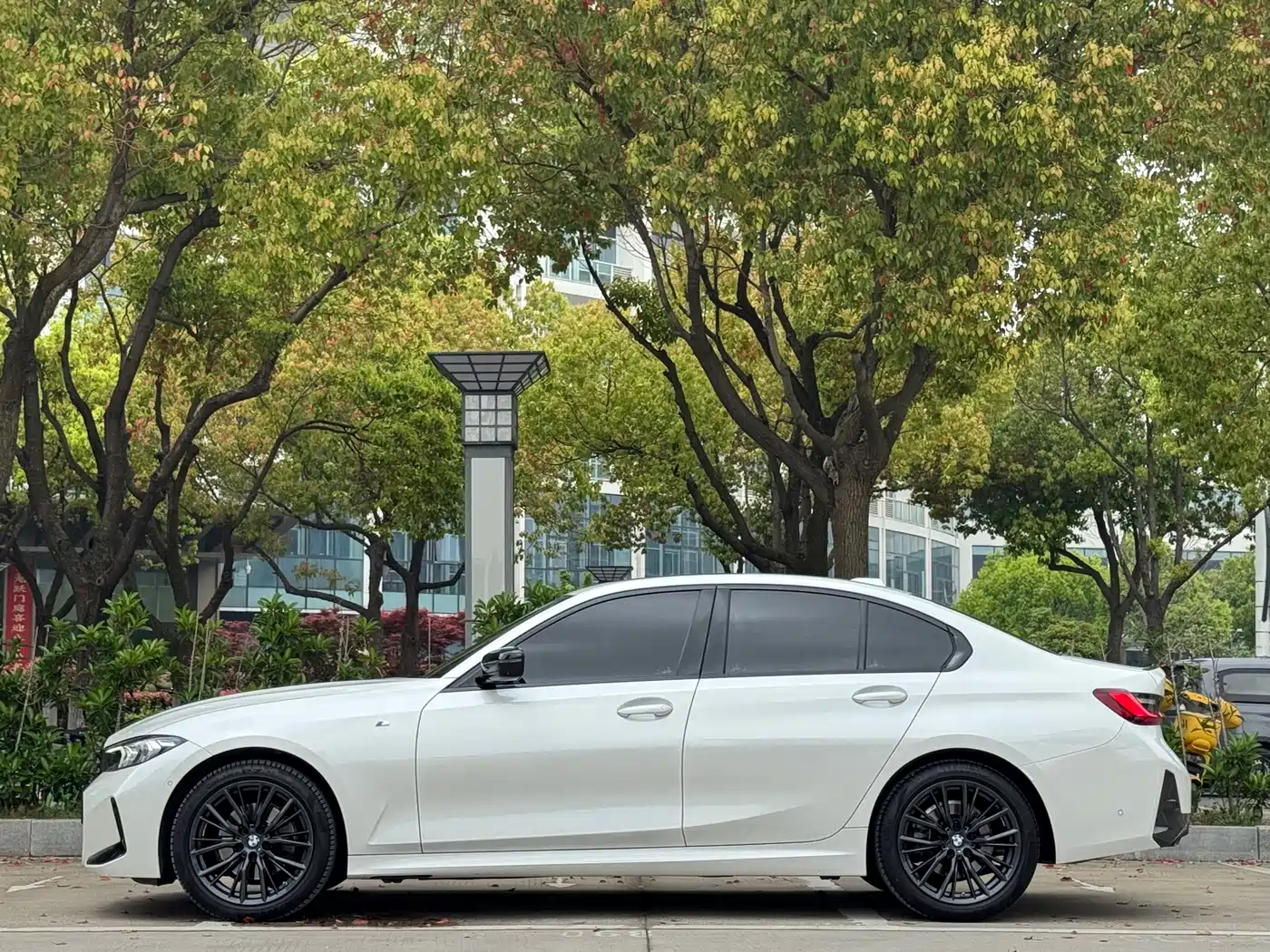 BMW 3 Series 2023 325i M Sport Black Night Package фото 3