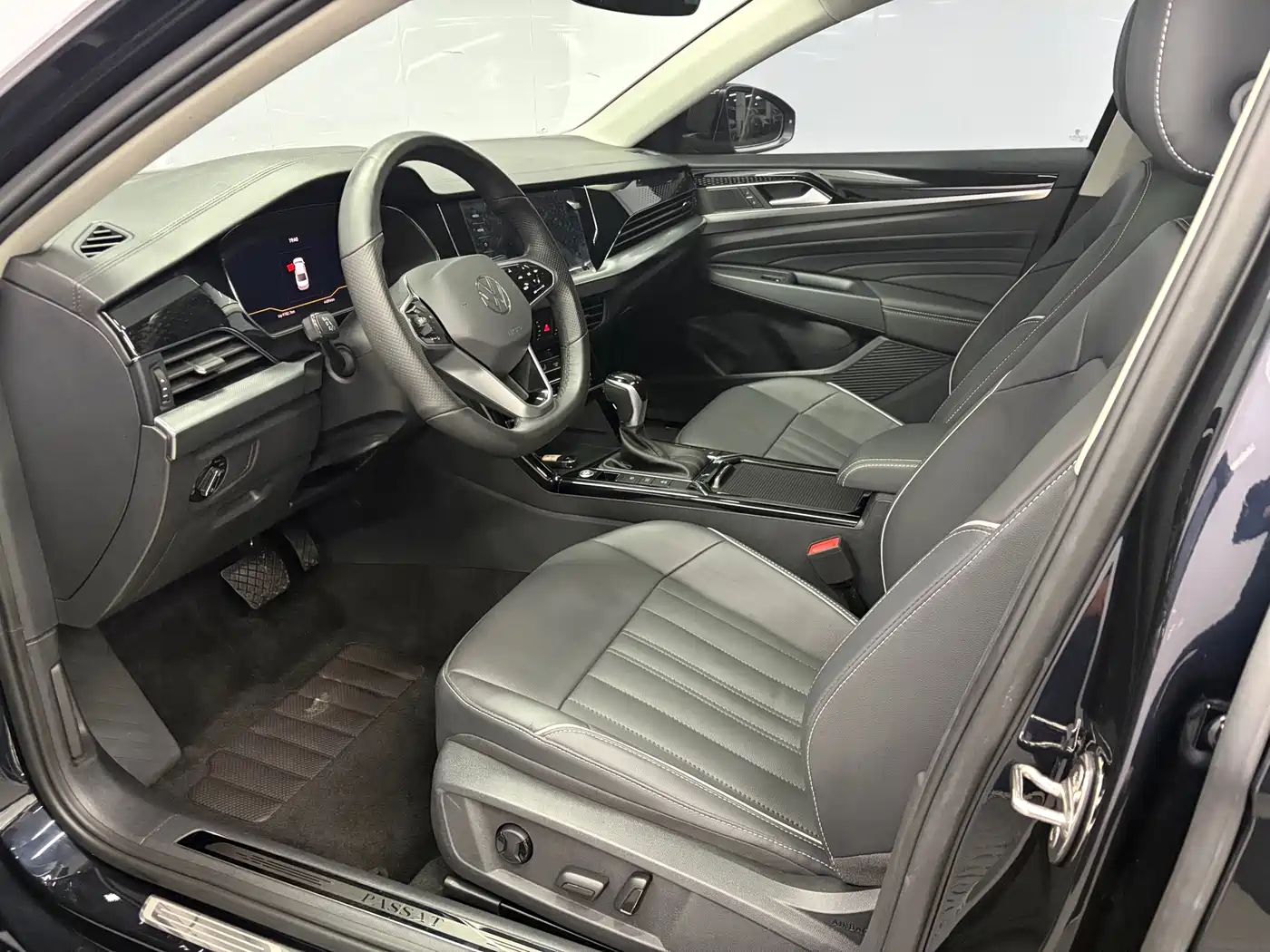 Volkswagen Passat 2023 280TSI Starlight Elite Edition фото 6