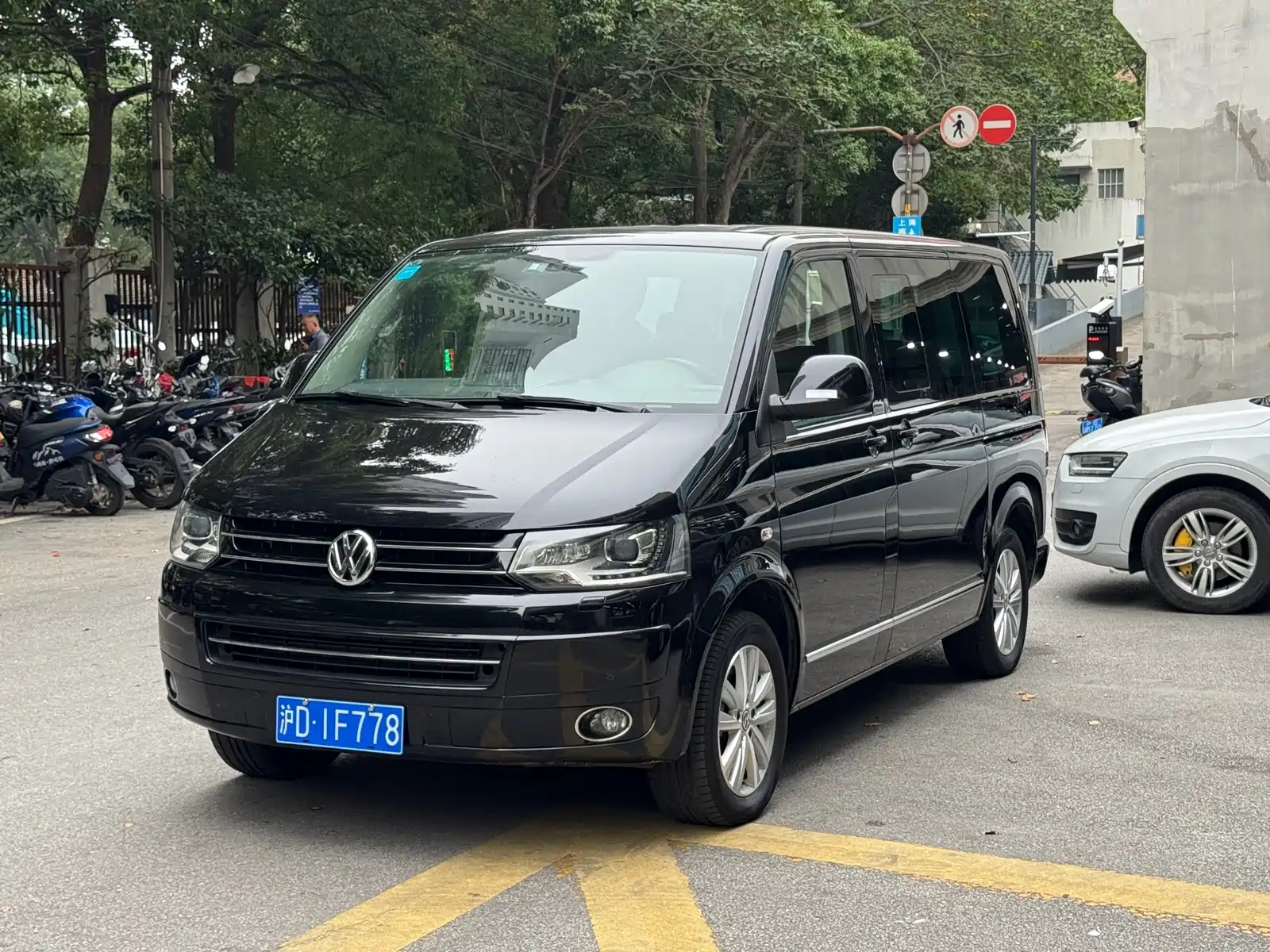 Photo 2 - Volkswagen Multivan