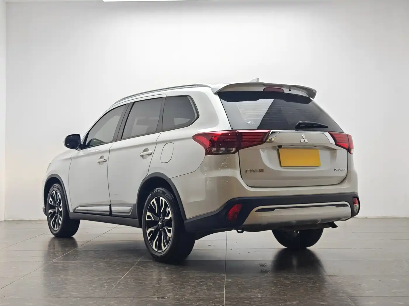 Mitsubishi Outlander 2020 2.0L 2WD Premium 5-seater фото 4