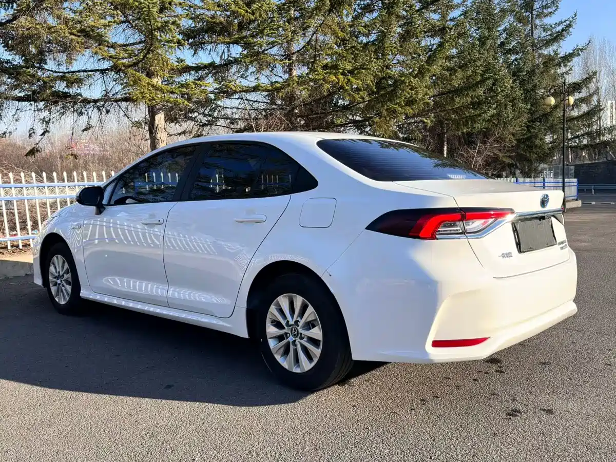 Toyota Corolla 2022 Hybrid 1.8L E-CVT Pioneer Edition фото 7
