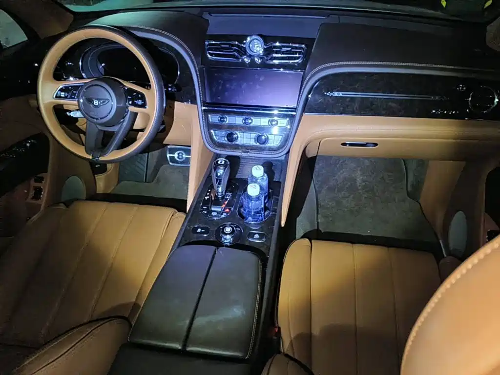 Фото 12 - Bentley Bentayga
