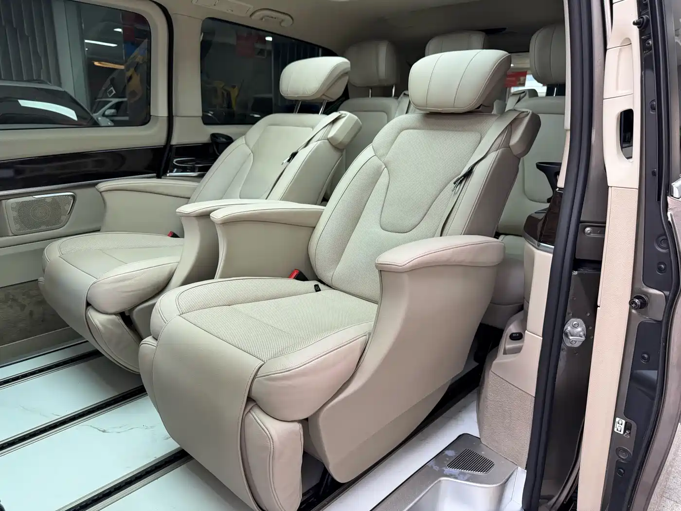 Mercedes-Benz V-Class 2017 Model V 260 Premium Edition фото 22