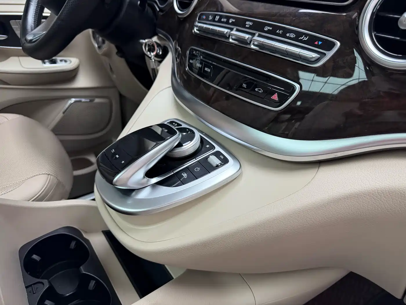 Mercedes-Benz V-Class 2017 Model V 260 Premium Edition фото 52