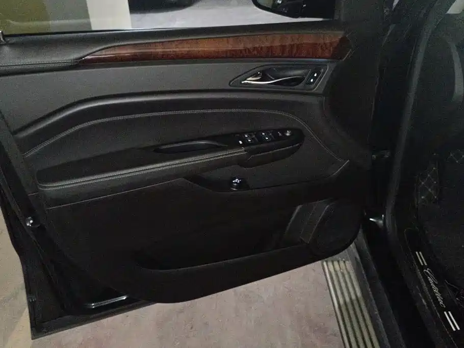 Photo 7 - Cadillac SRX