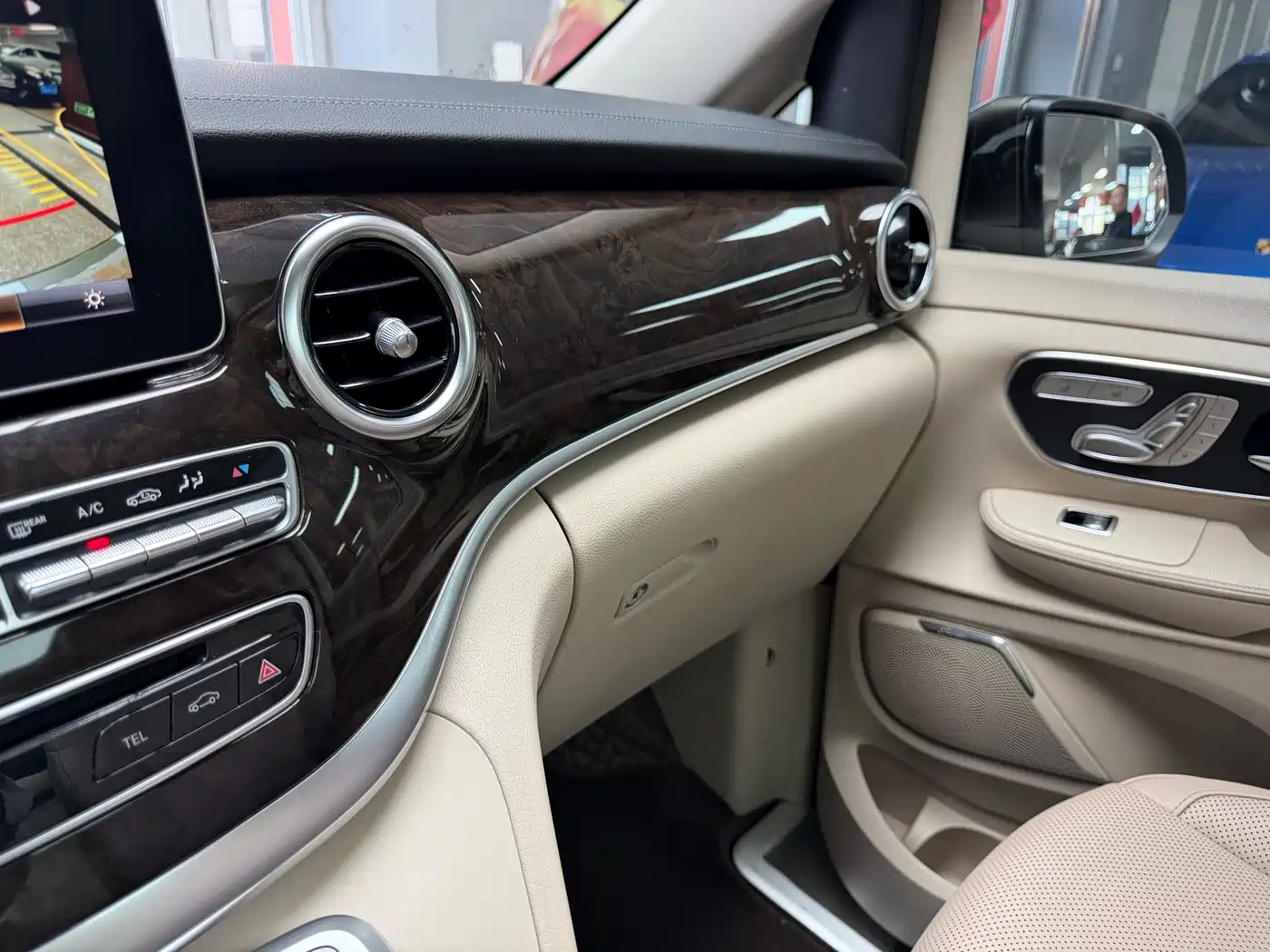 Mercedes-Benz V-Class 2017 Model V 260 Premium Edition фото 59