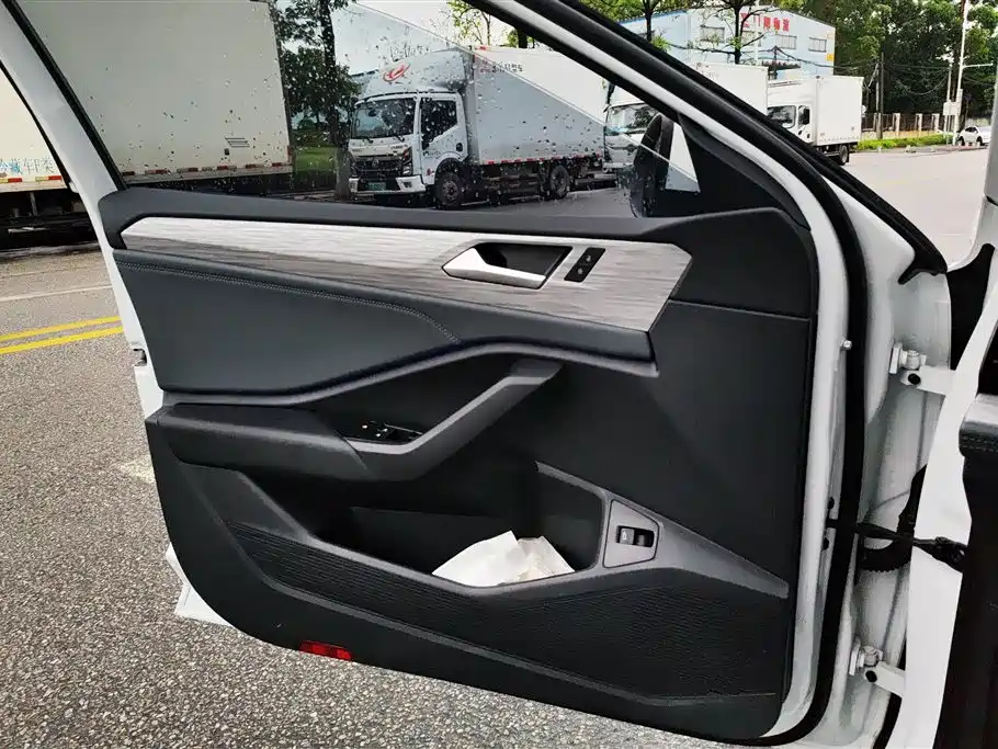 Volkswagen Sagitar 2025 Model Year 3rd Facelift 300TSI DSG Surpassing Edition фото 7