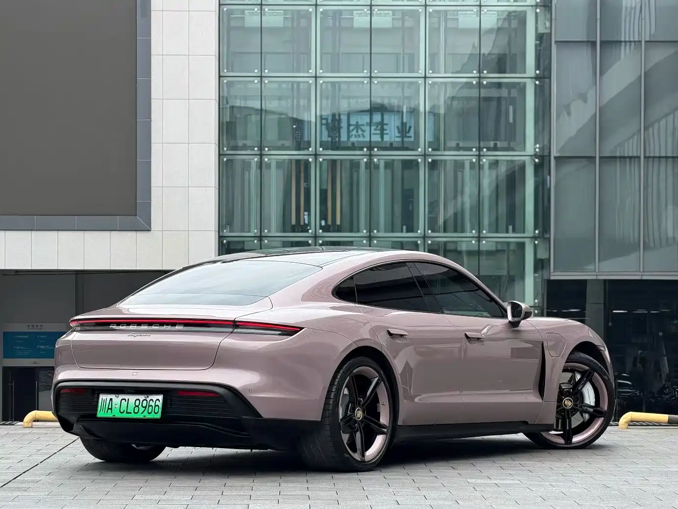 PORSCHE TAYCAN