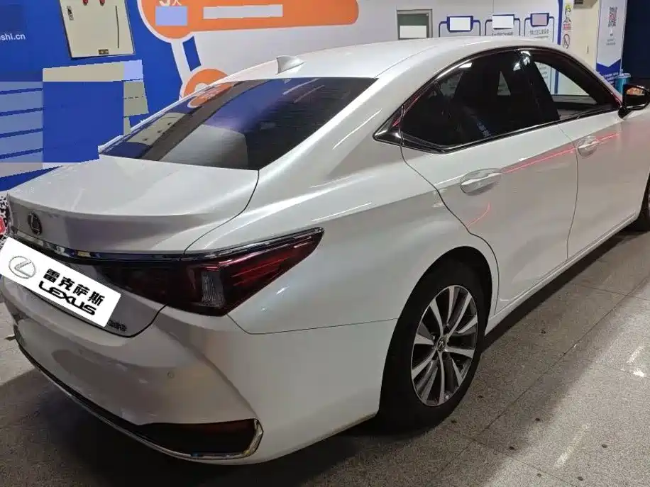 Фото 2 - Lexus ES