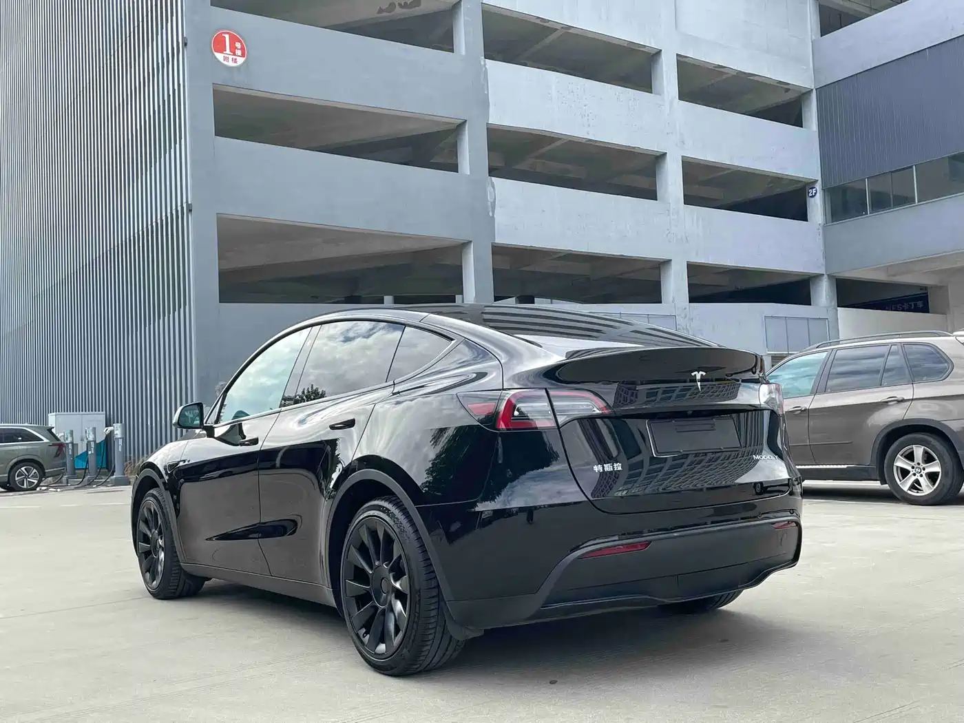 TESLA MODEL Y