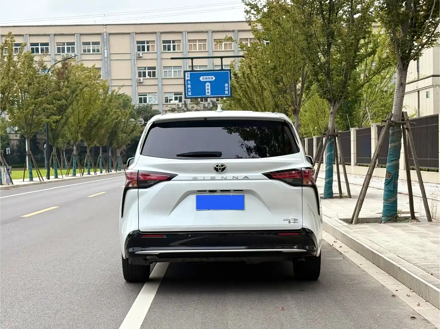 Toyota Sienna 2024 2.5L Hybrid Ultimate Premium Edition фото 5