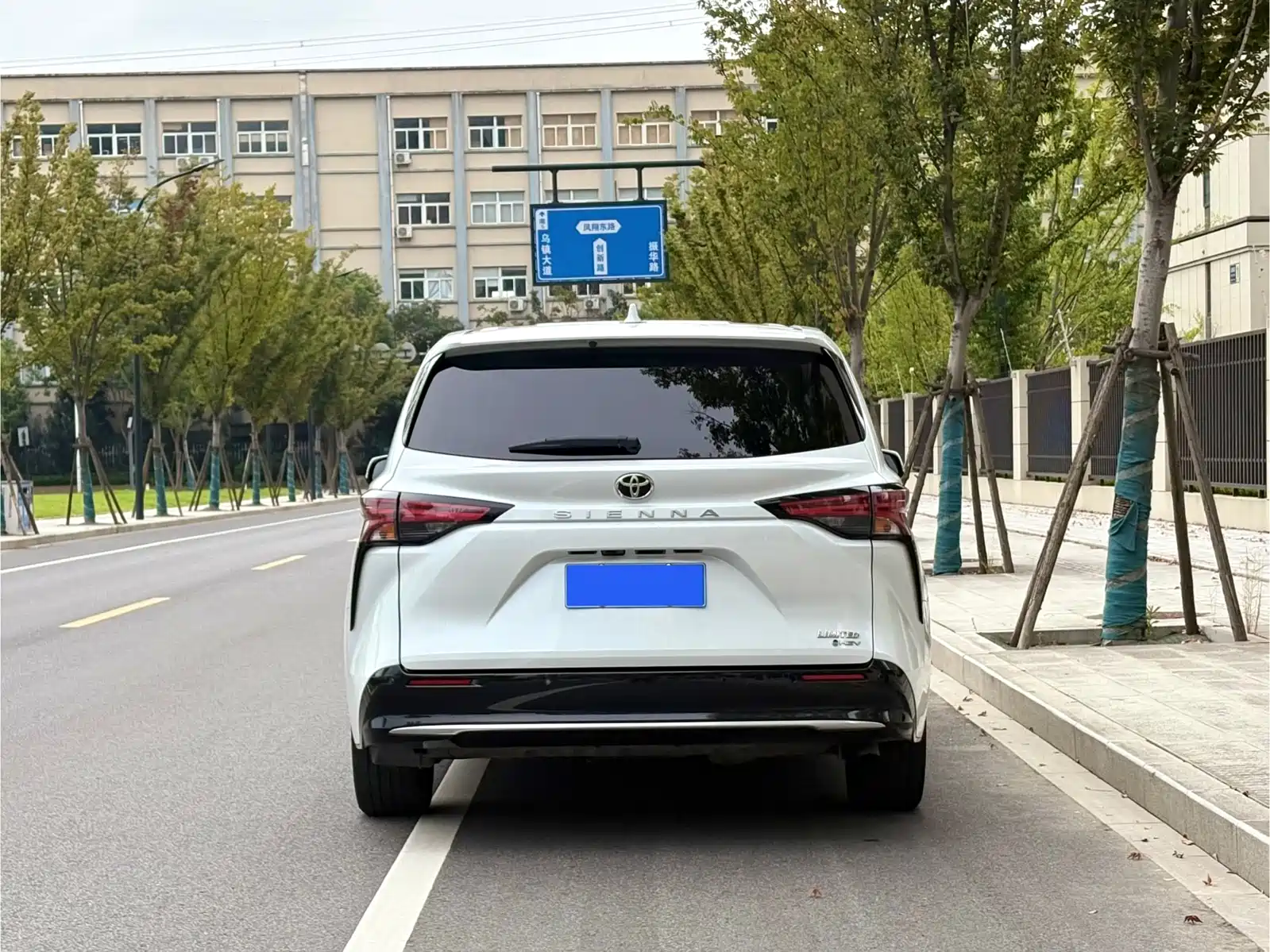 Photo 5 - Toyota Sienna