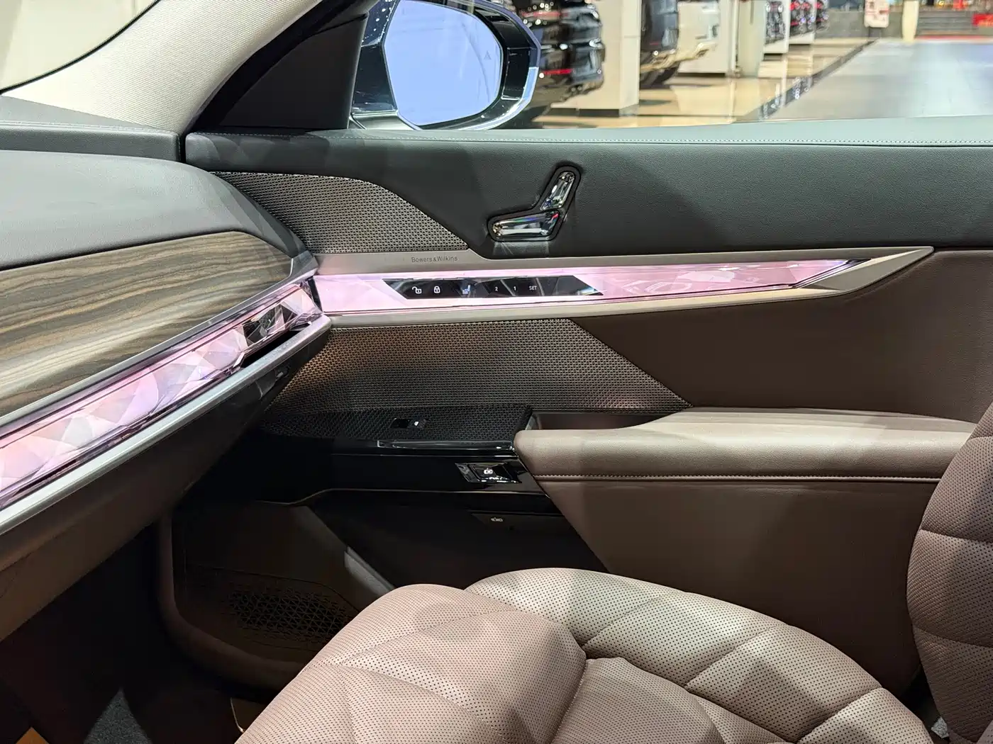 BMW 7 Series 2023 Model 740Li Leading M Sport Package фото 18