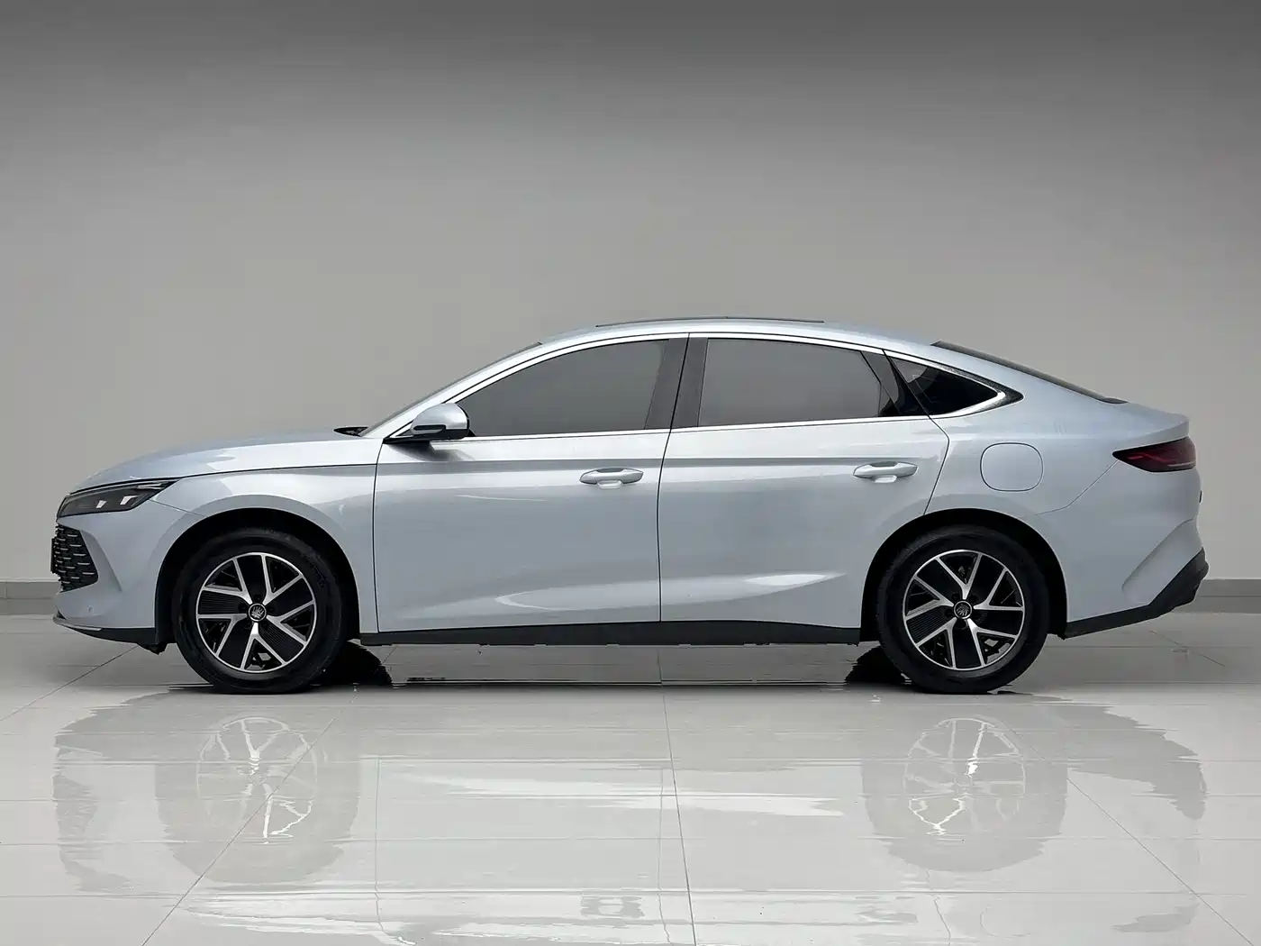 BYD Qin L 2024 DM-i 120KM Leading фото 5