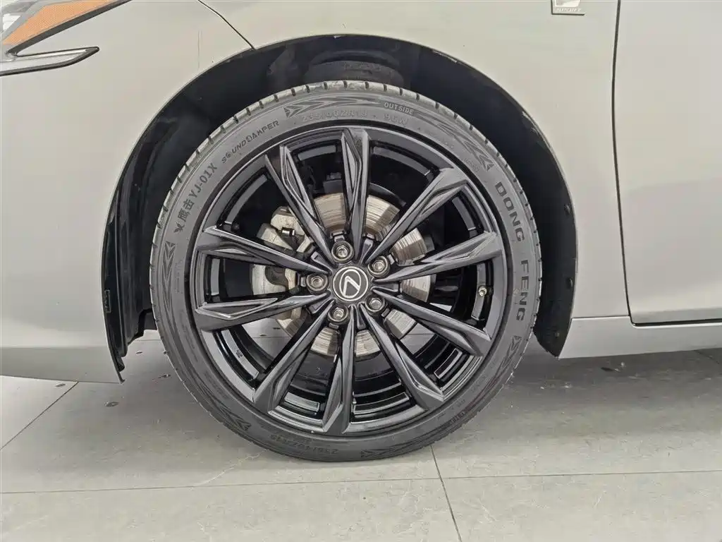 Lexus ES 2021 300h F SPORT фото 17