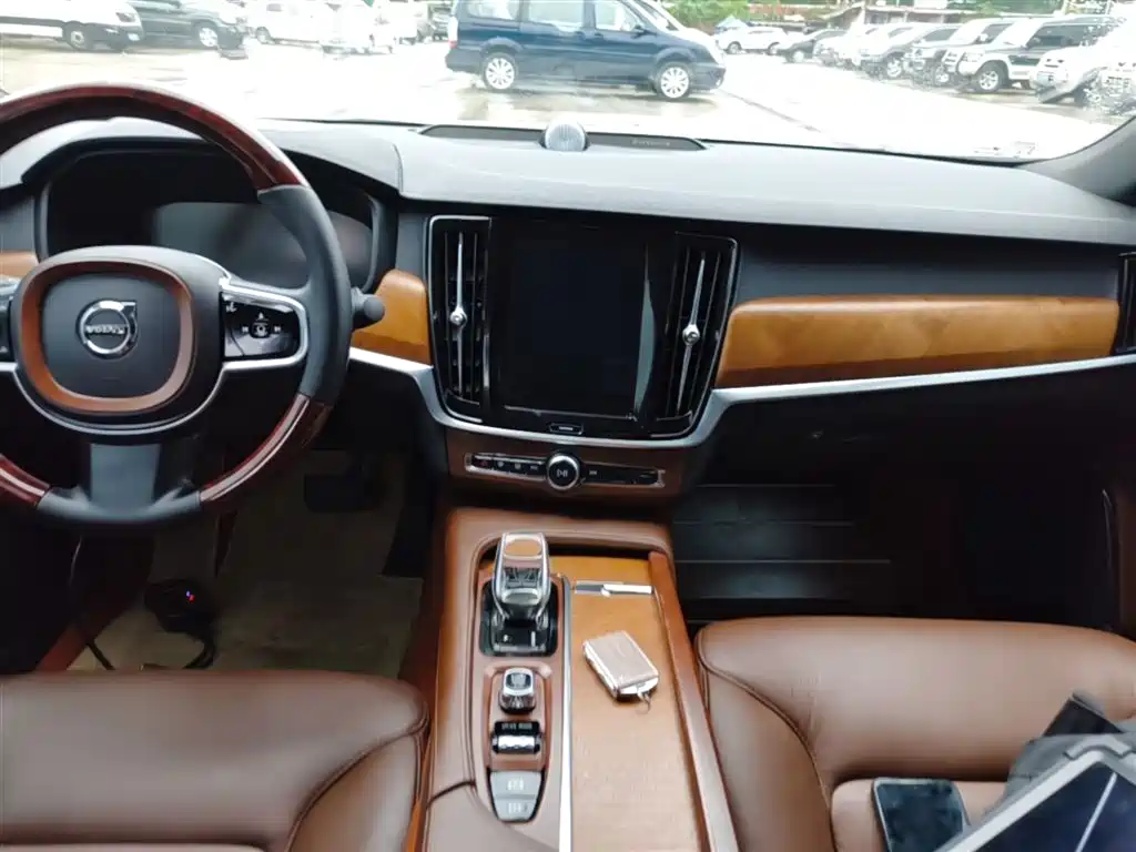 VOLVO S90