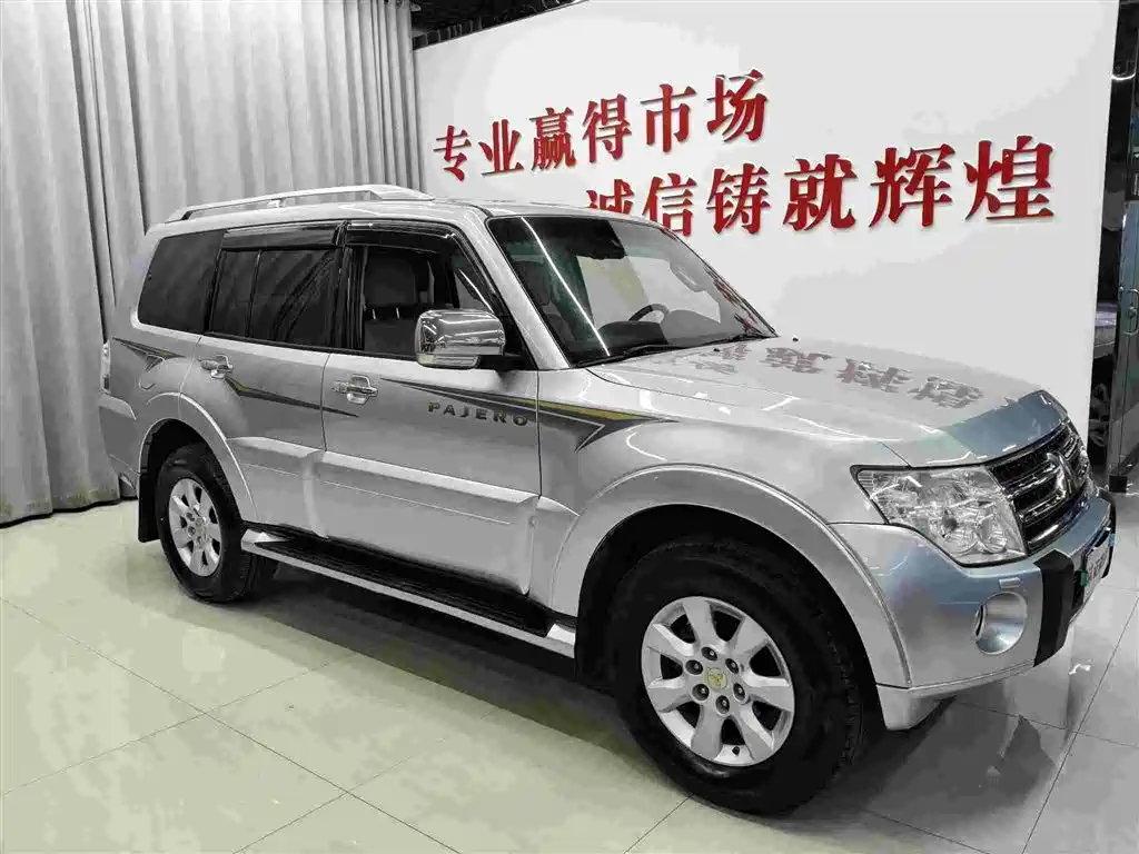 Mitsubishi Pajero (Import) 2011 3.0L Luxury Edition фото 2