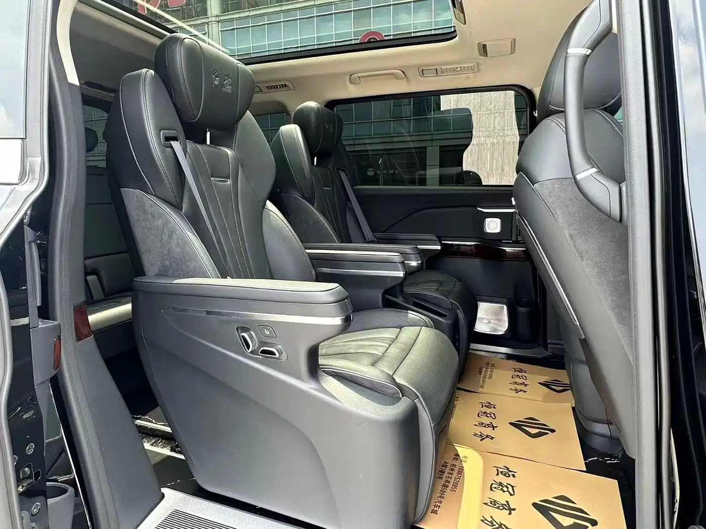 Hongqi HQ9 2023 2.0T Smart Connect Flag Enjoy Edition фото 10