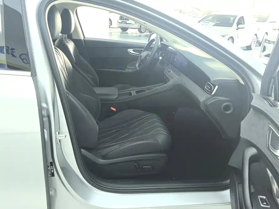 Фото 8 - Roewe D7